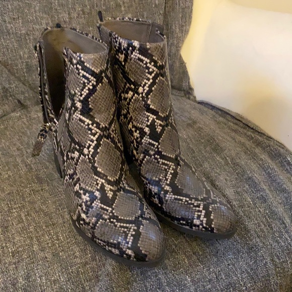 Snakeskin ankle booties - Picture 2 of 4